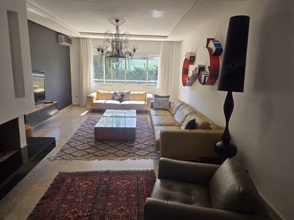 Mooi appartement te huur in Ain Diab. 4 grote kamers. Goed ingericht