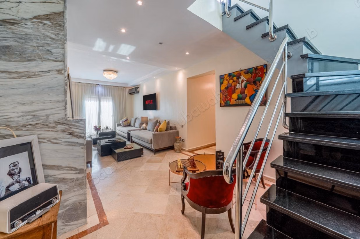 Louez cet appartement à Guéliz. 
Surface de 162 m². 
Bien meublé