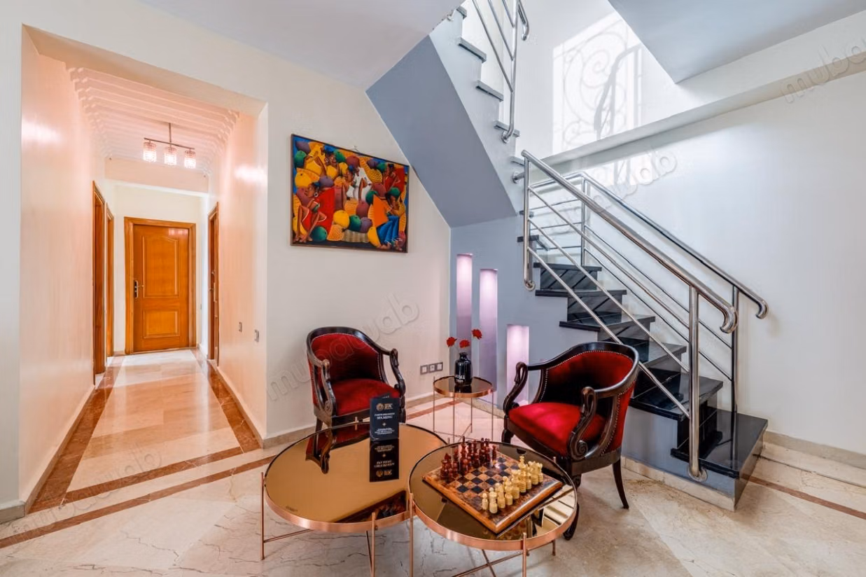 Louez cet appartement à Guéliz. 
Surface de 162 m². 
Bien meublé