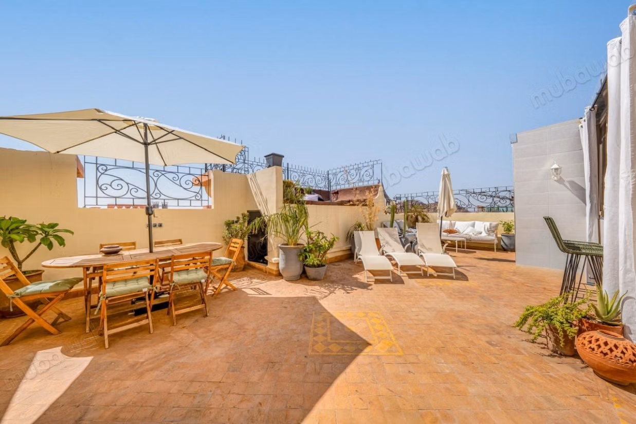 Louez cet appartement à Guéliz. 
Surface de 162 m². 
Bien meublé