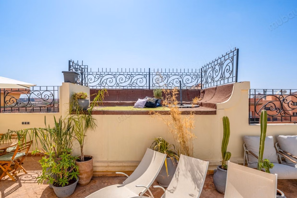 Louez cet appartement à Guéliz. 
Surface de 162 m². 
Bien meublé