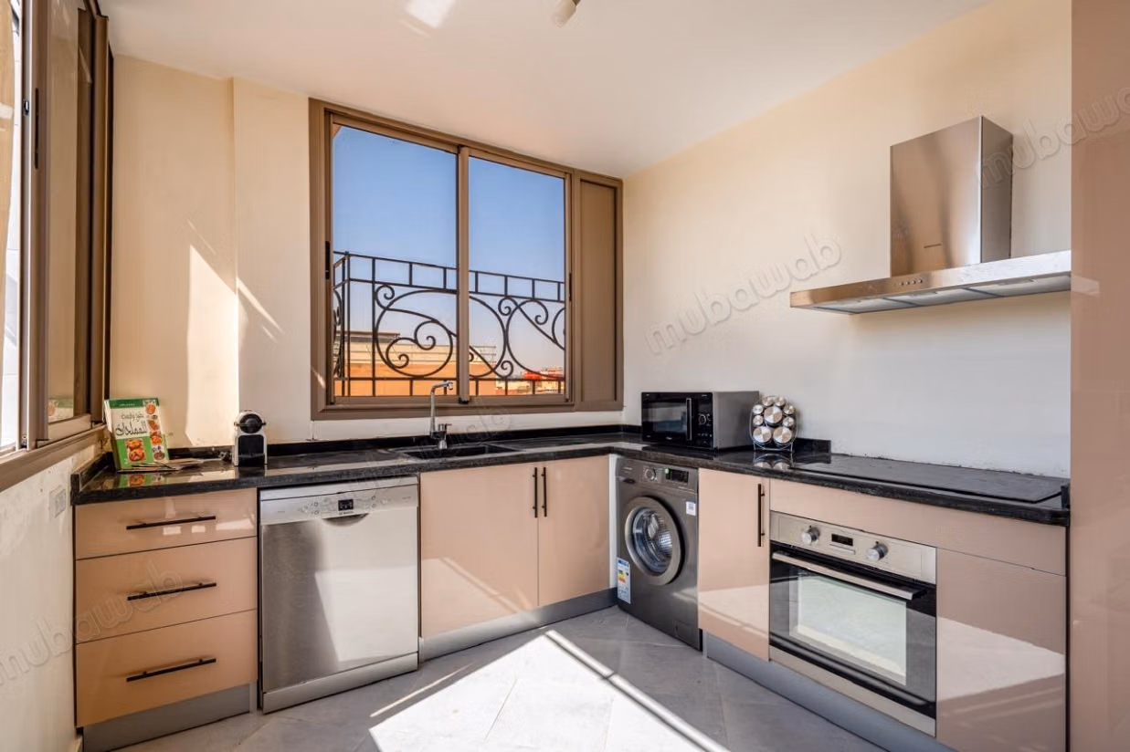 Louez cet appartement à Guéliz. 
Surface de 162 m². 
Bien meublé