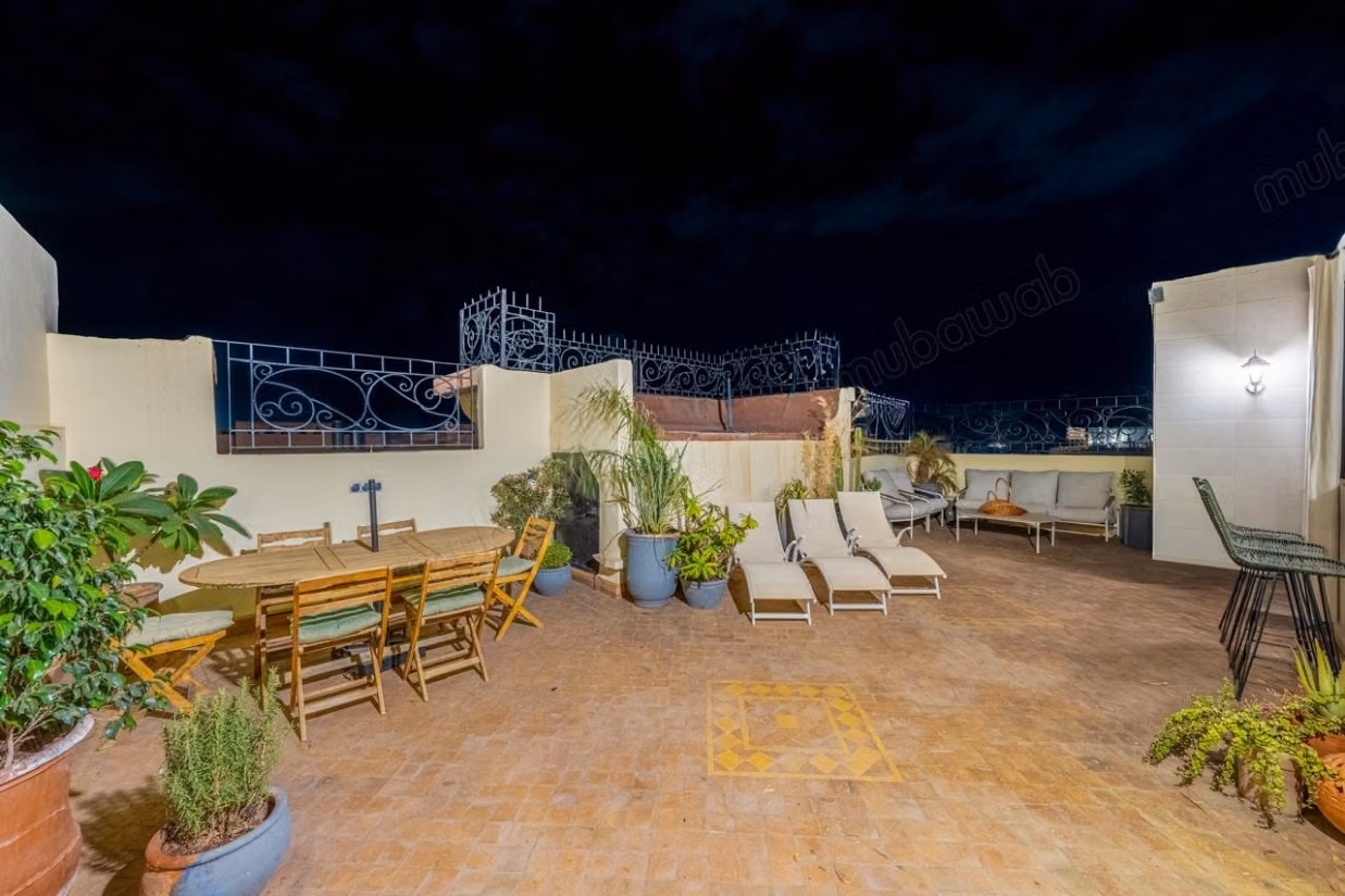 Louez cet appartement à Guéliz. 
Surface de 162 m². 
Bien meublé