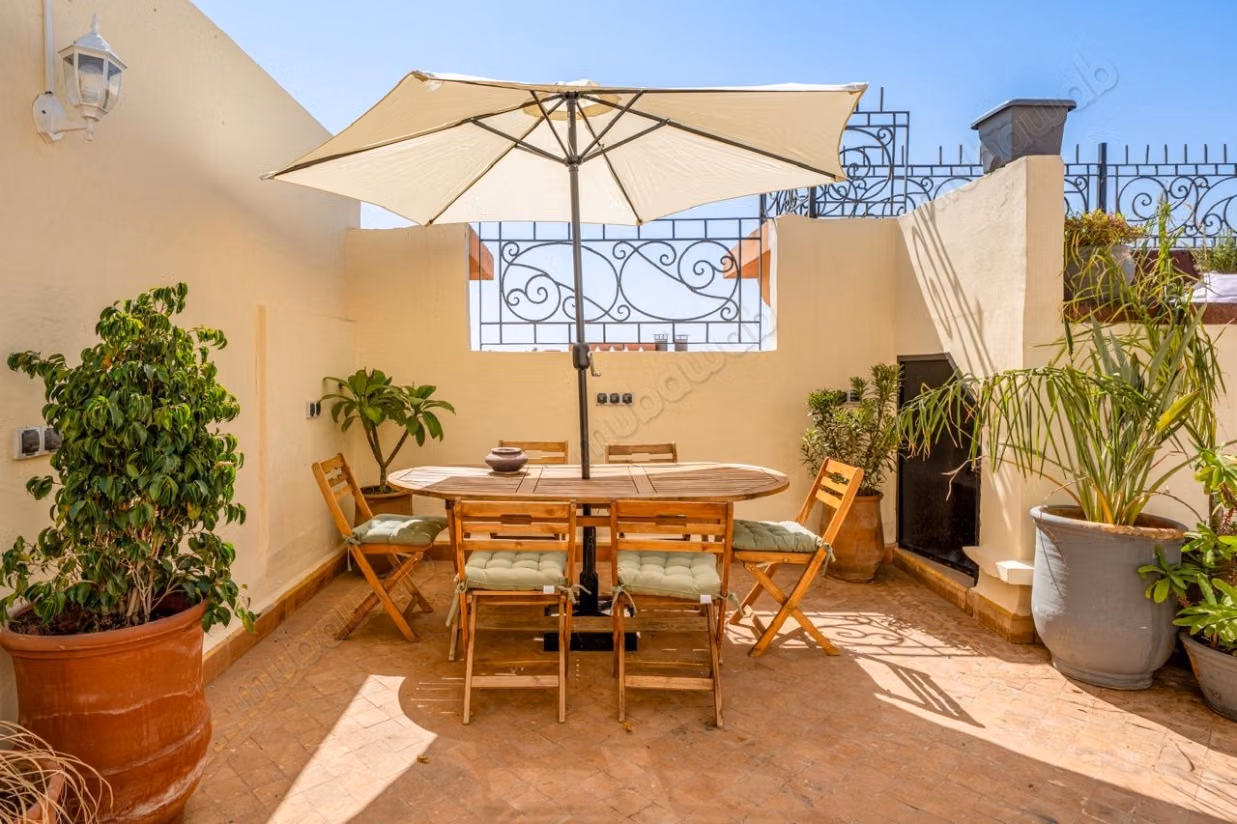 Louez cet appartement à Guéliz. 
Surface de 162 m². 
Bien meublé