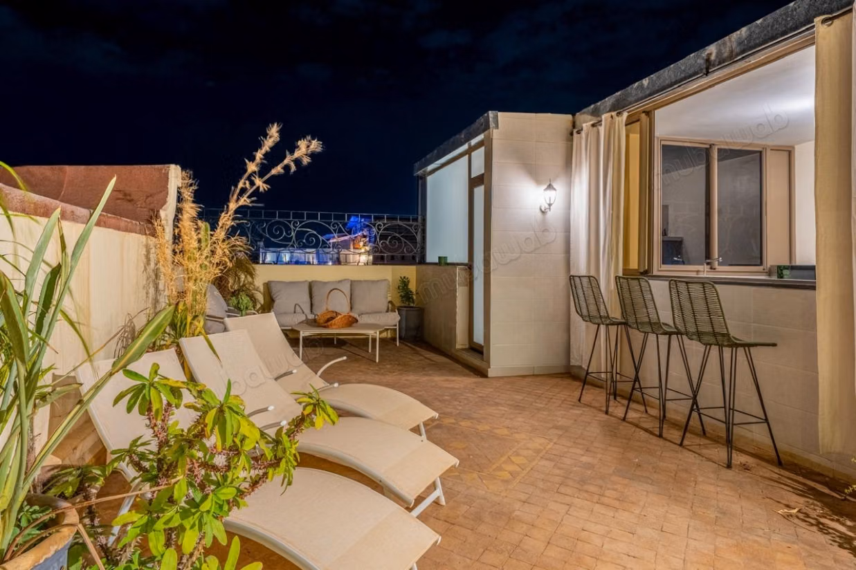 Louez cet appartement à Guéliz. 
Surface de 162 m². 
Bien meublé