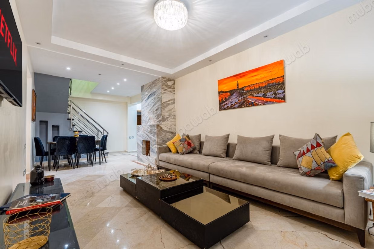 Louez cet appartement à Guéliz. 
Surface de 162 m². 
Bien meublé