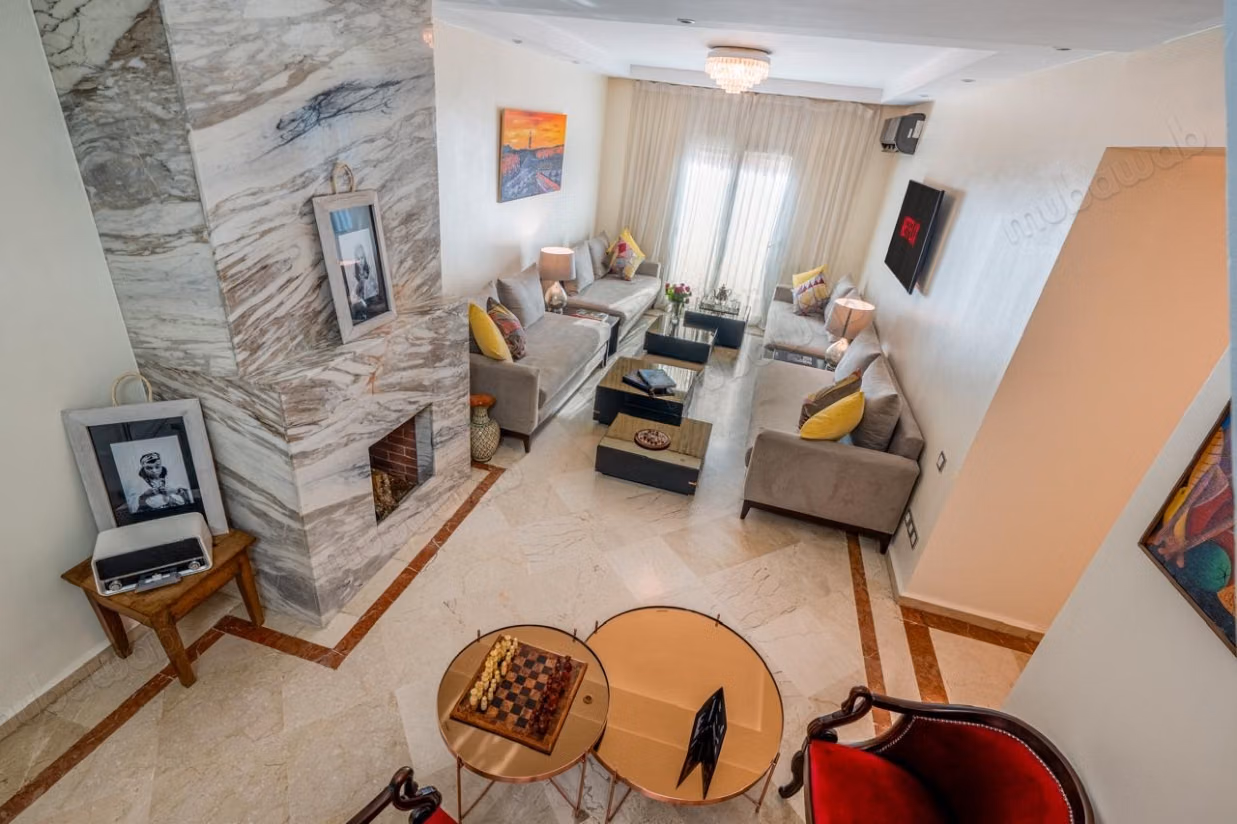 Louez cet appartement à Guéliz. 
Surface de 162 m². 
Bien meublé