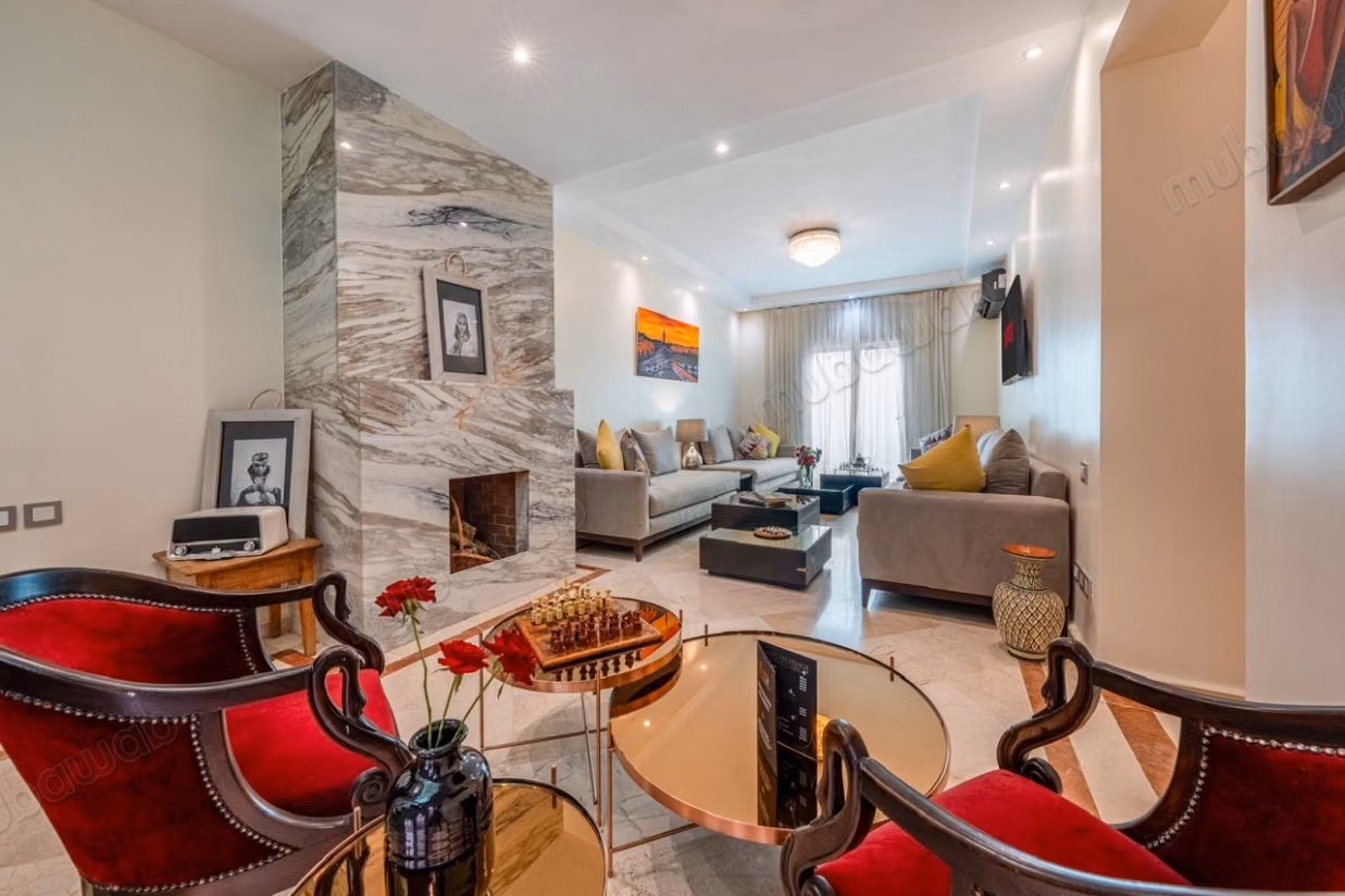 Louez cet appartement à Guéliz. 
Surface de 162 m². 
Bien meublé