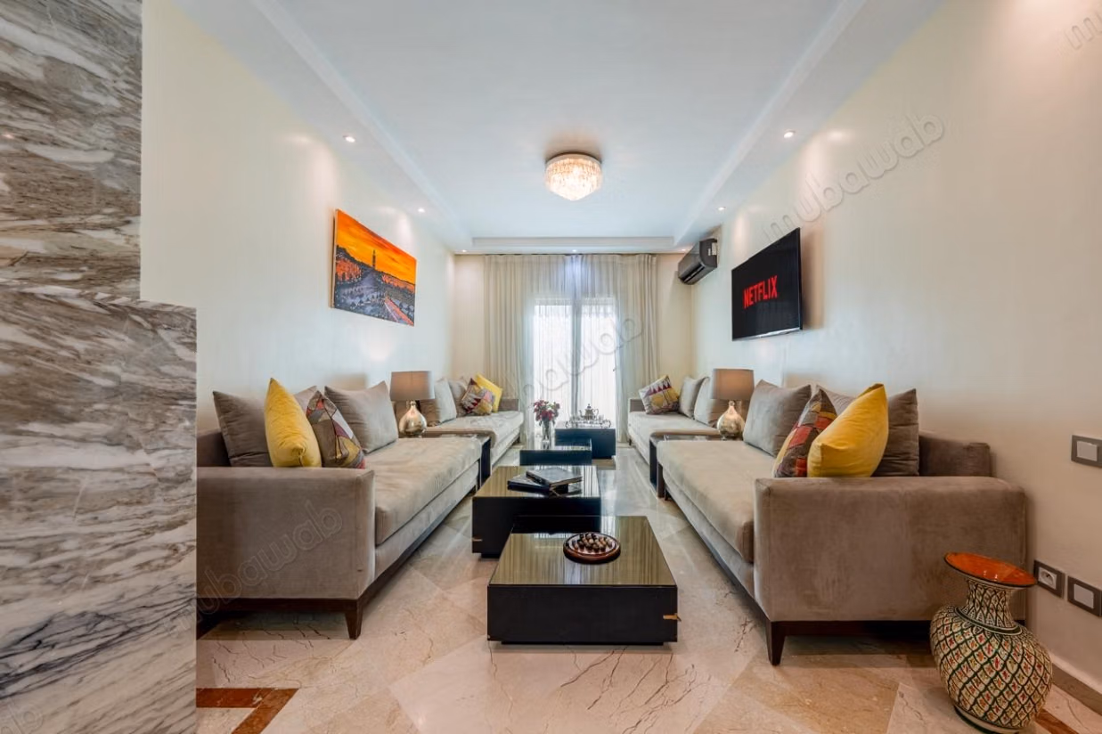 Louez cet appartement à Guéliz. 
Surface de 162 m². 
Bien meublé
