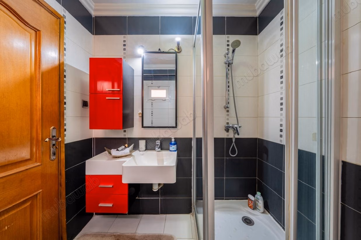 Louez cet appartement à Guéliz. 
Surface de 162 m². 
Bien meublé