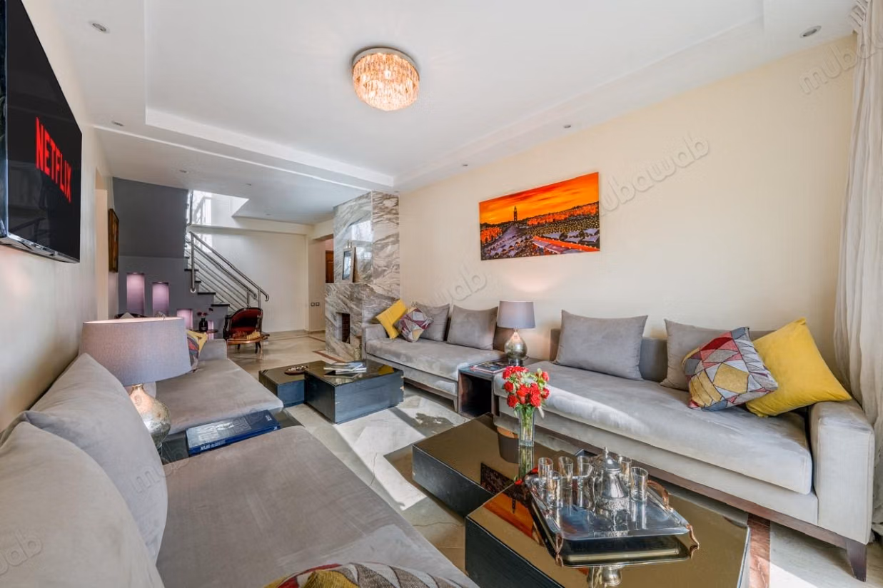 Louez cet appartement à Guéliz. 
Surface de 162 m². 
Bien meublé