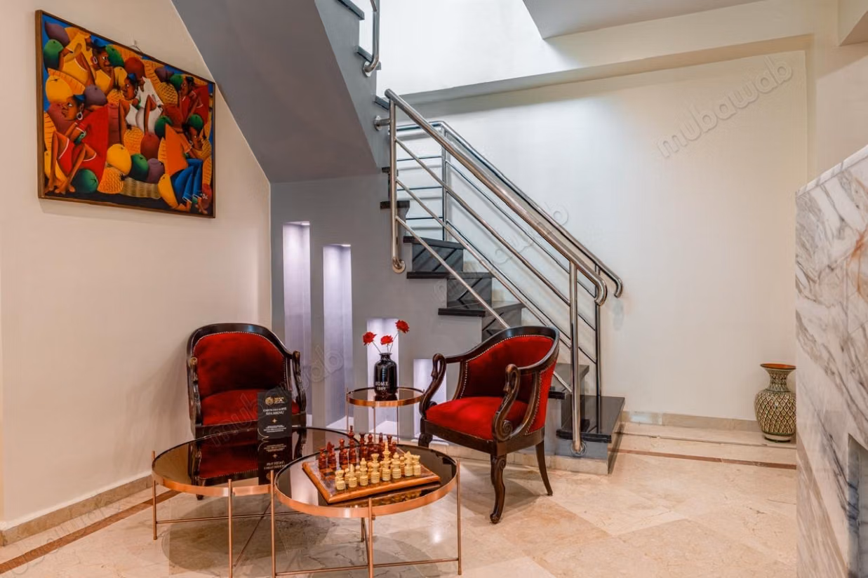 Louez cet appartement à Guéliz. 
Surface de 162 m². 
Bien meublé