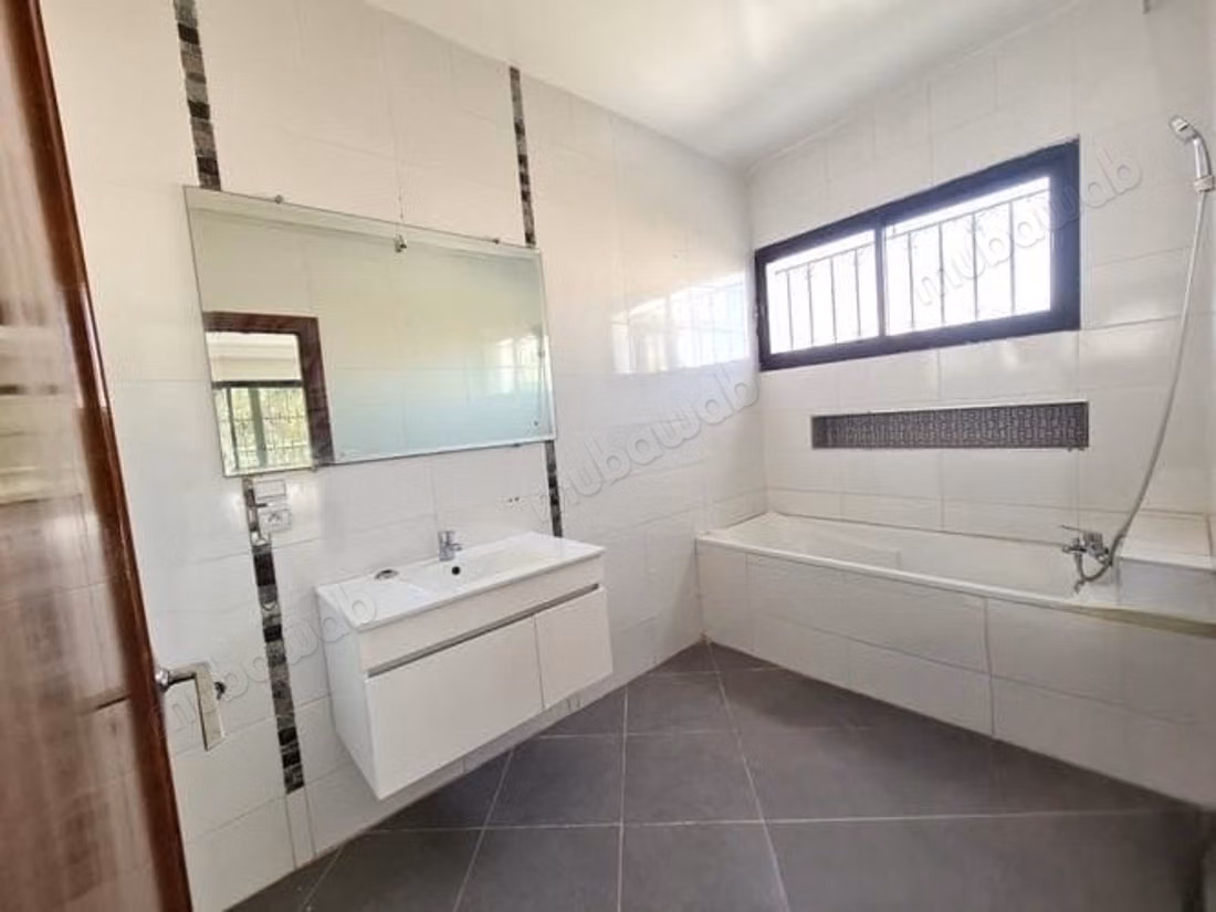 Villa profesional en alquiler en Polo. 4 habitaciones. Jardín