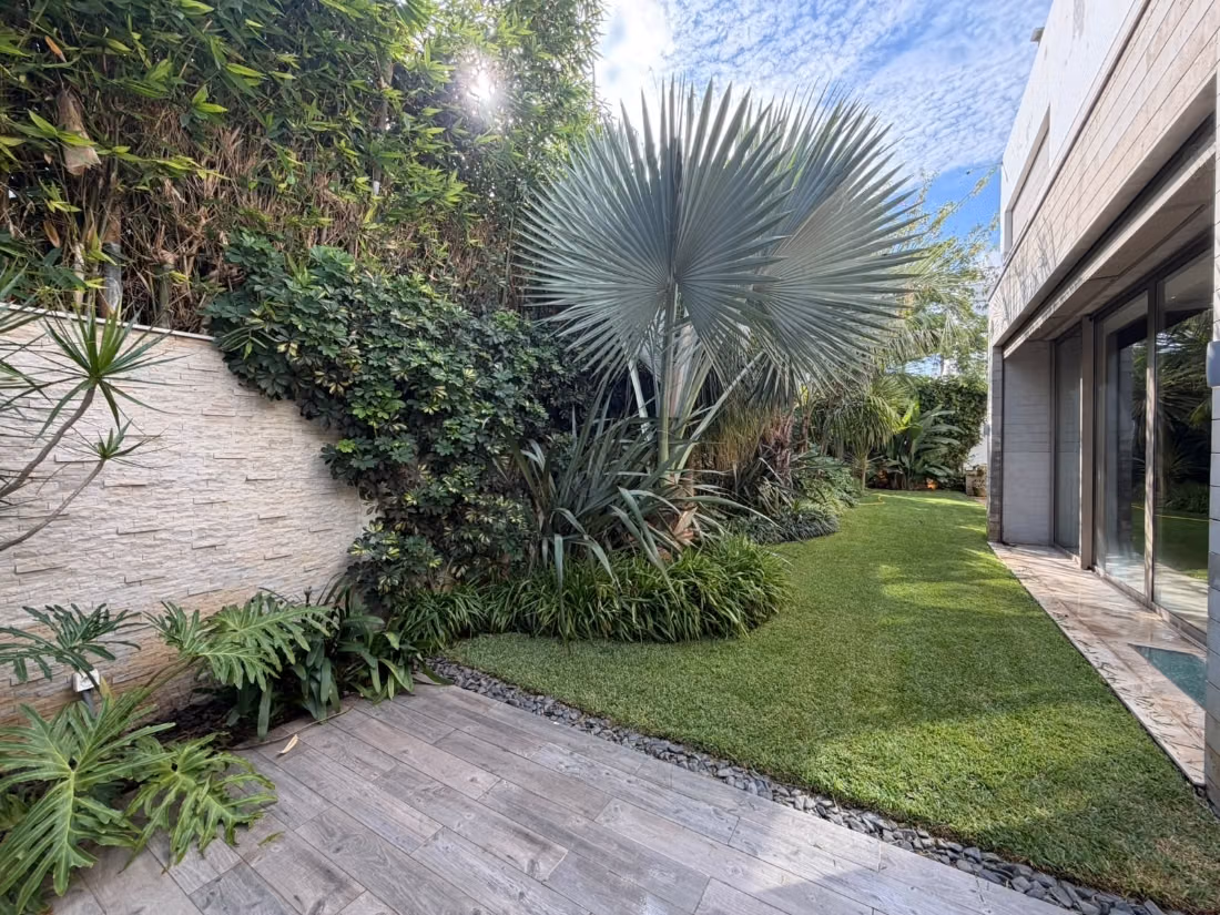 For sale, Superb corner villa in the heart of California