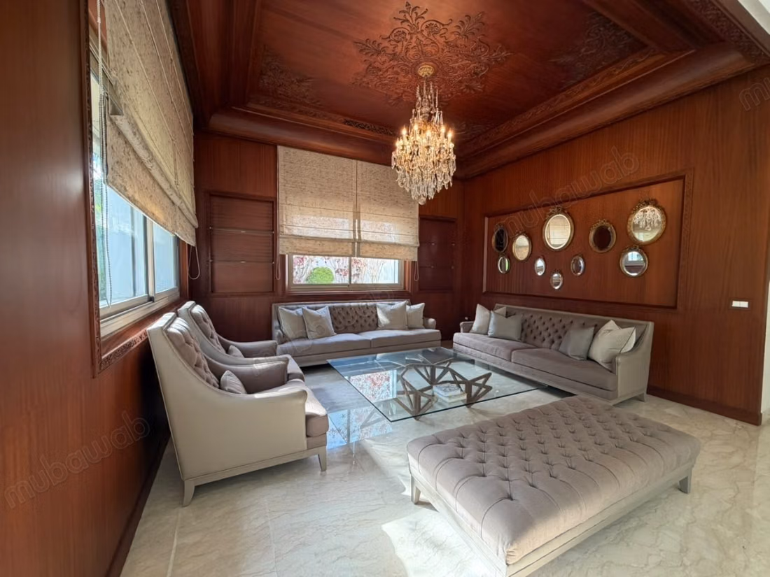 For sale, Superb corner villa in the heart of California