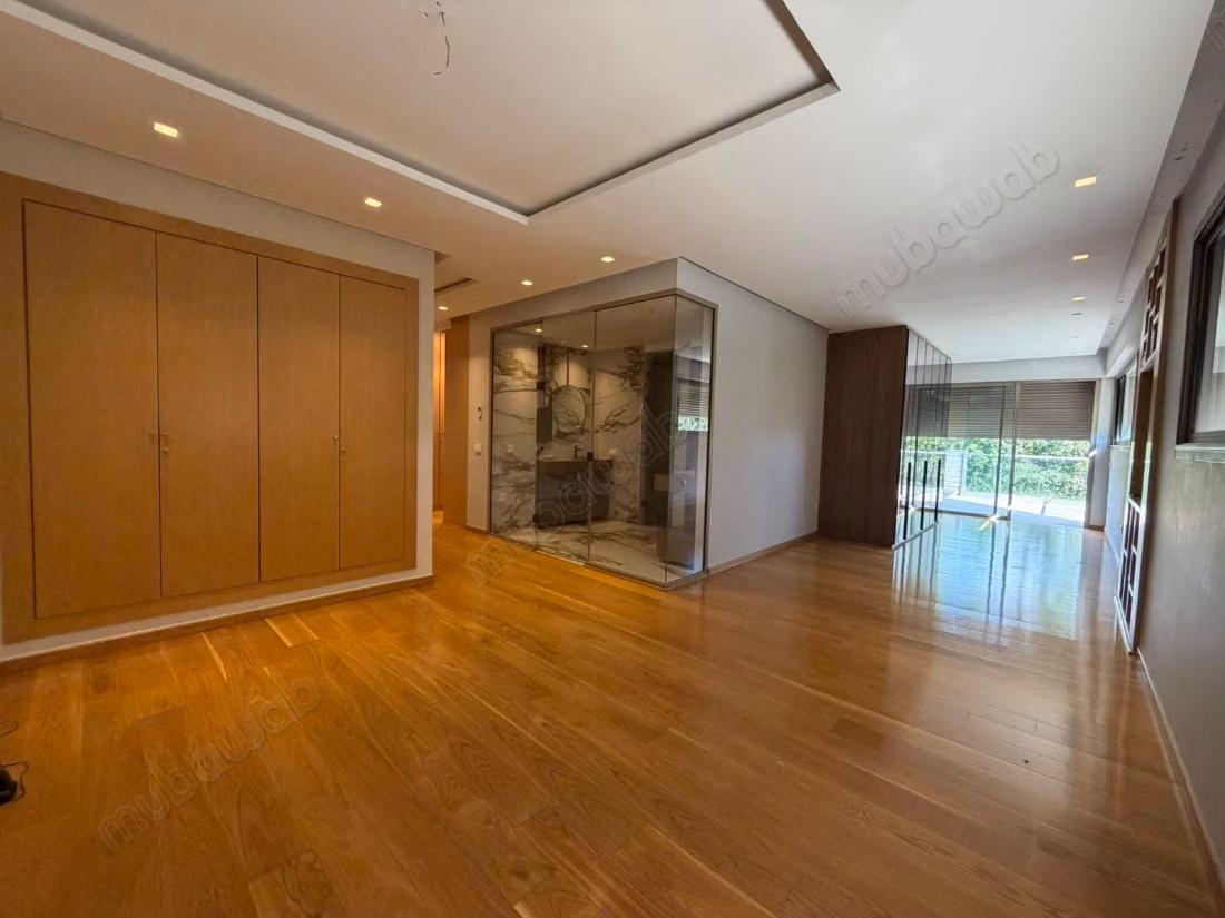 For sale, Superb corner villa in the heart of California