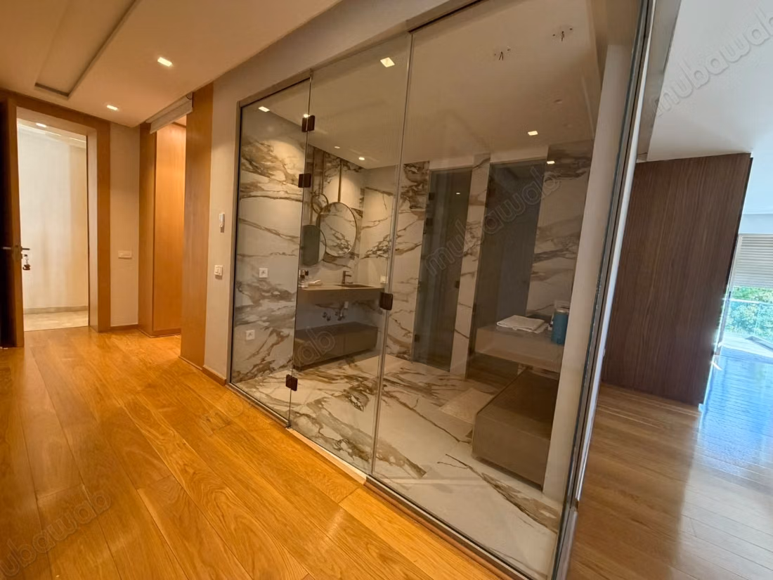 For sale, Superb corner villa in the heart of California