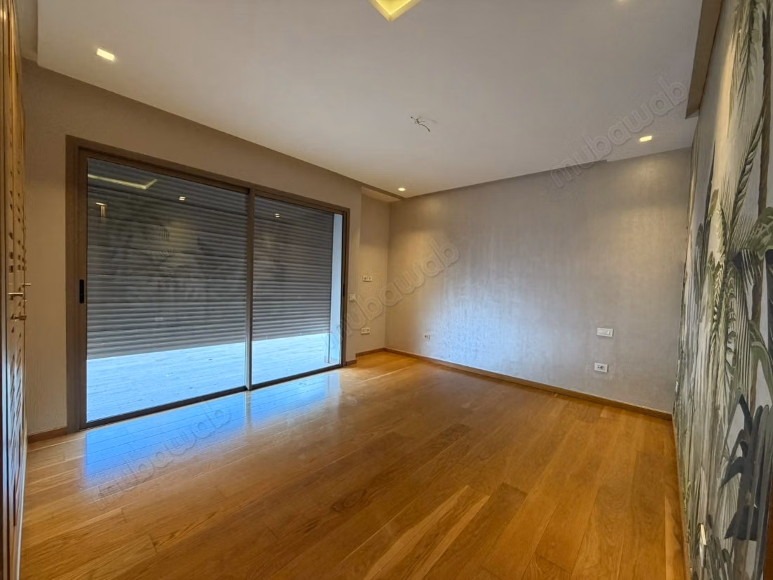 For sale, Superb corner villa in the heart of California