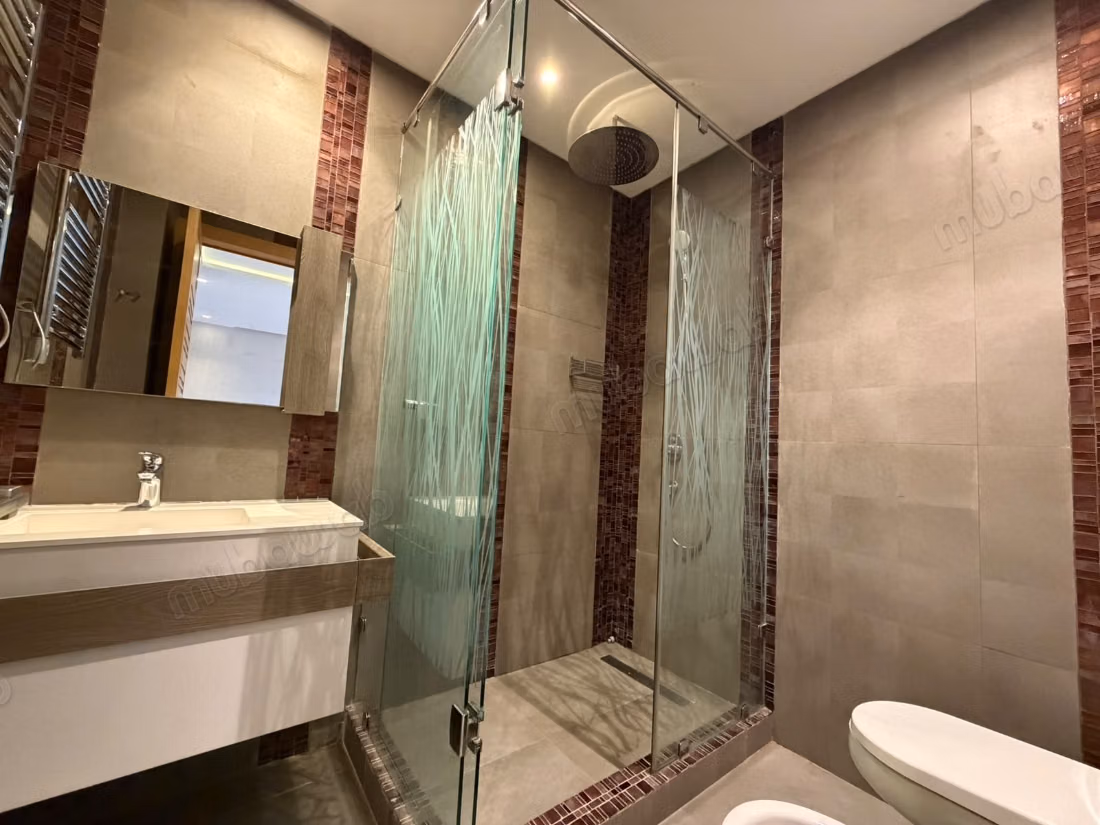 For sale, Superb corner villa in the heart of California