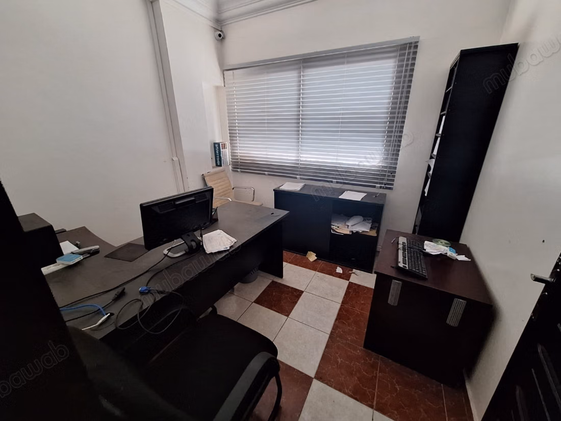 Bureau non equipe hay tarik sur le bd 
3200 dh