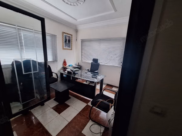 Ufficio non arredato a Hay Tarik sul boulevard 3200 DH