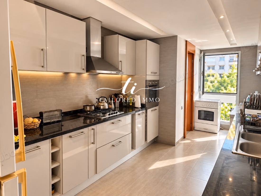 Appartement vide de 3 chambres avec vue mer à louer à Ain Diab