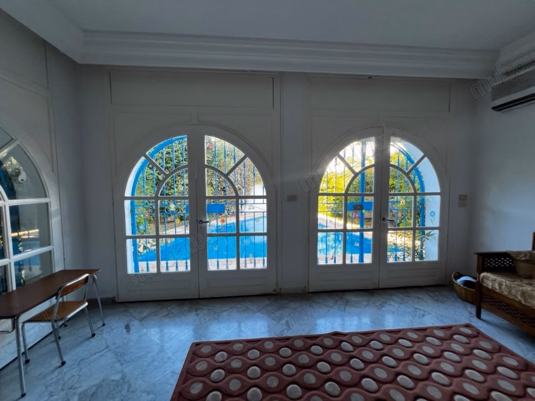 Villa S4 avec jardin et piscine à louer, côté Café Journal