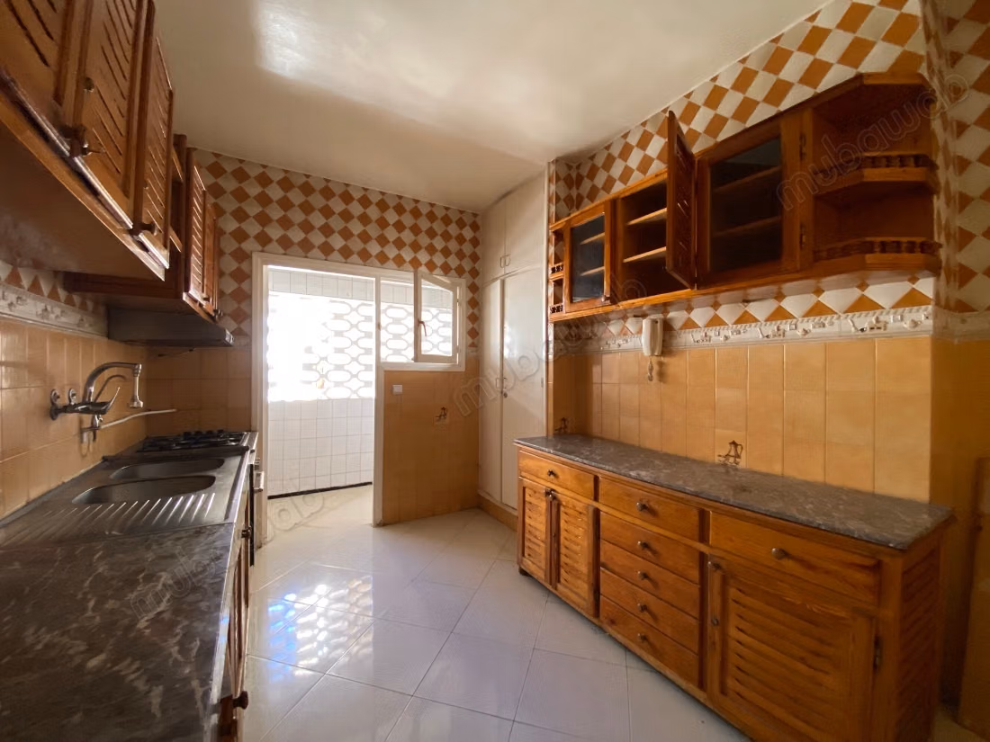 Bel appartement en location à Agdal. 5 pièces confortables. Ascenseur et terrasse