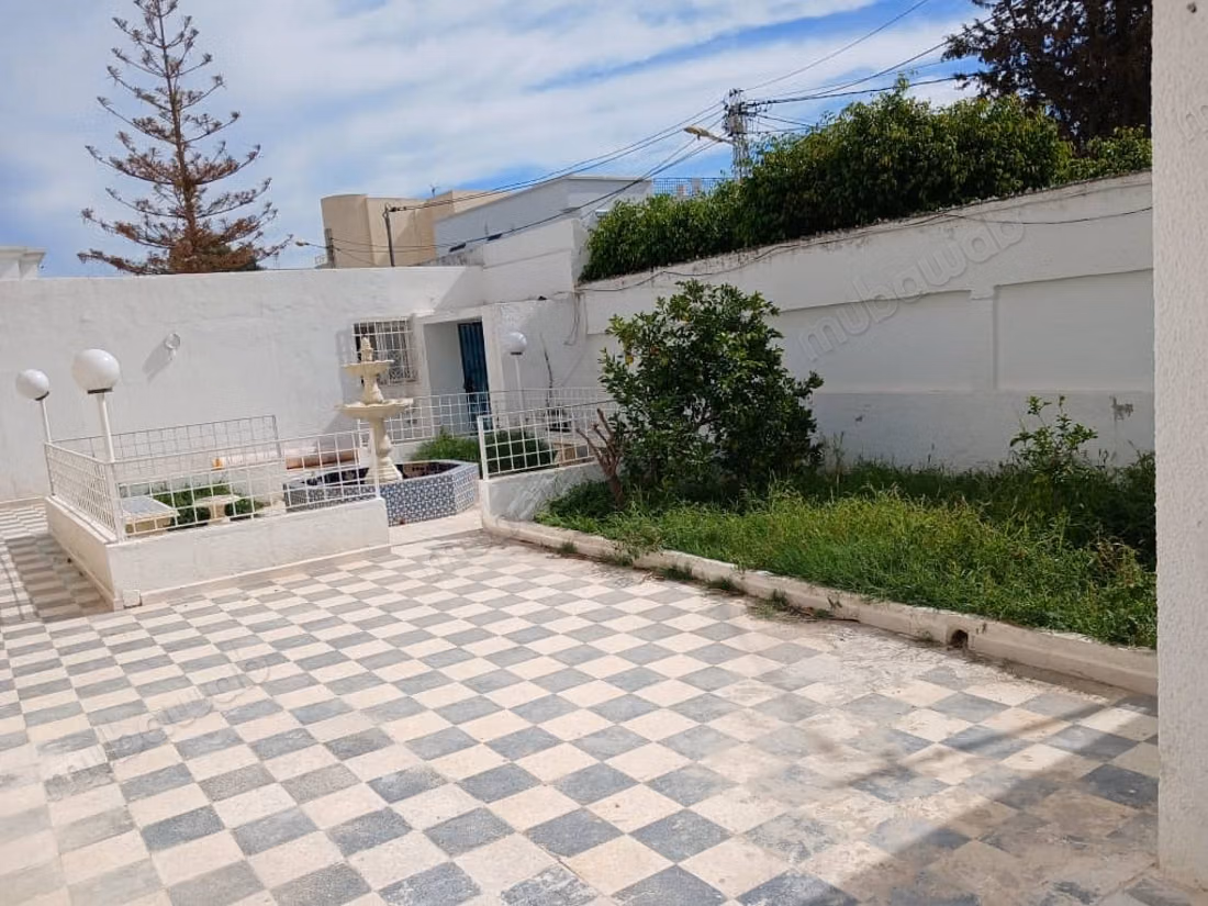 Maison de luxe à louer à Borj Louzir. 
Surface de 552 m²