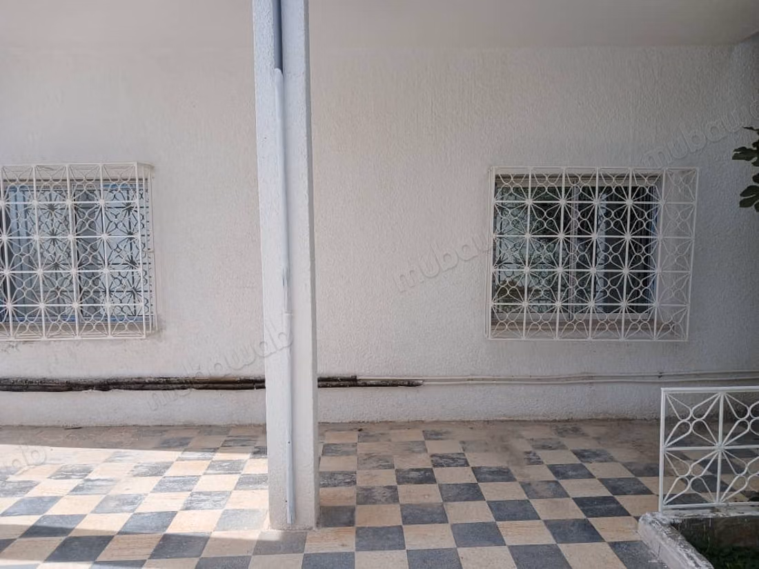 Maison de luxe à louer à Borj Louzir. 
Surface de 552 m²