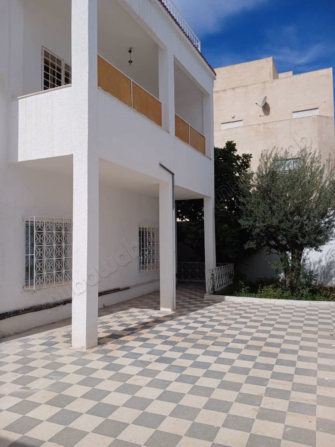 Maison de luxe à louer à Borj Louzir. 
Surface de 552 m²