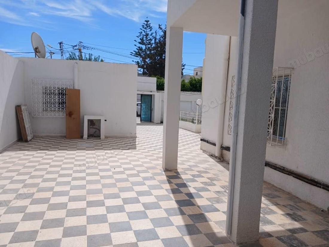Maison de luxe à louer à Borj Louzir. 
Surface de 552 m²