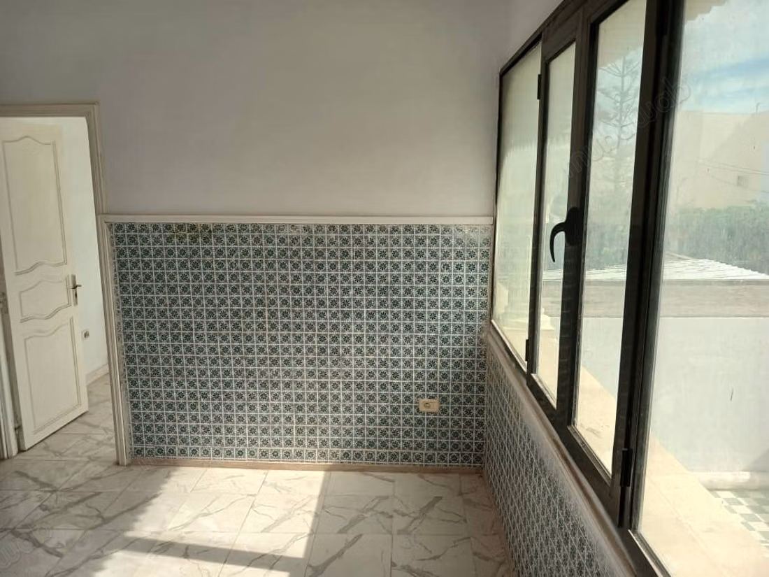 Maison de luxe à louer à Borj Louzir. 
Surface de 552 m²