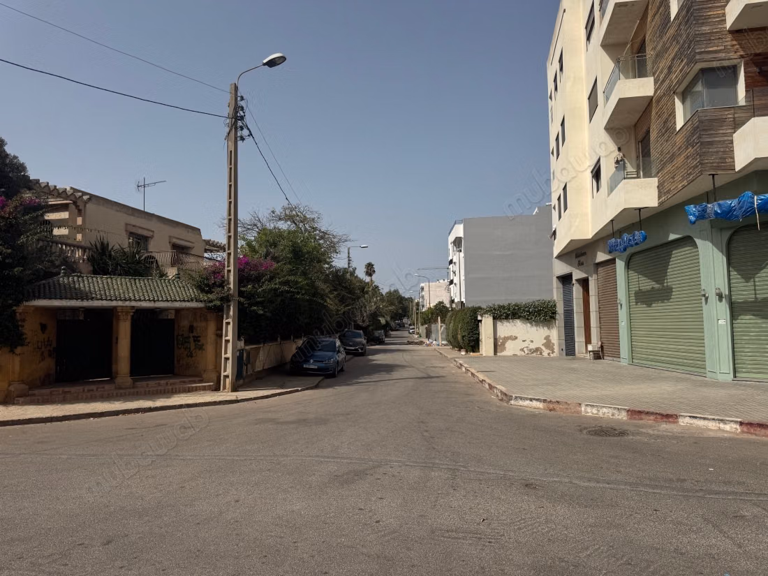 Terrain d'angle 837m² villa avec linéaire commerce