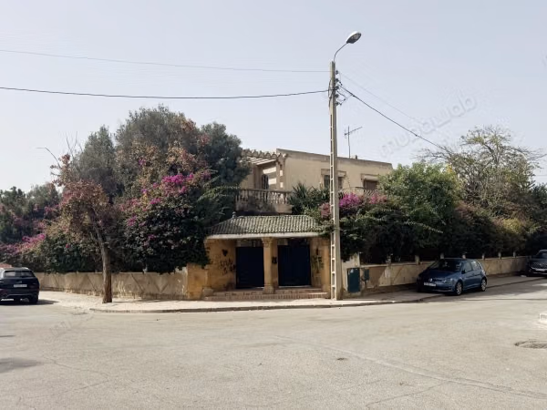 Terrain d'angle 837m² villa avec linéaire commerce