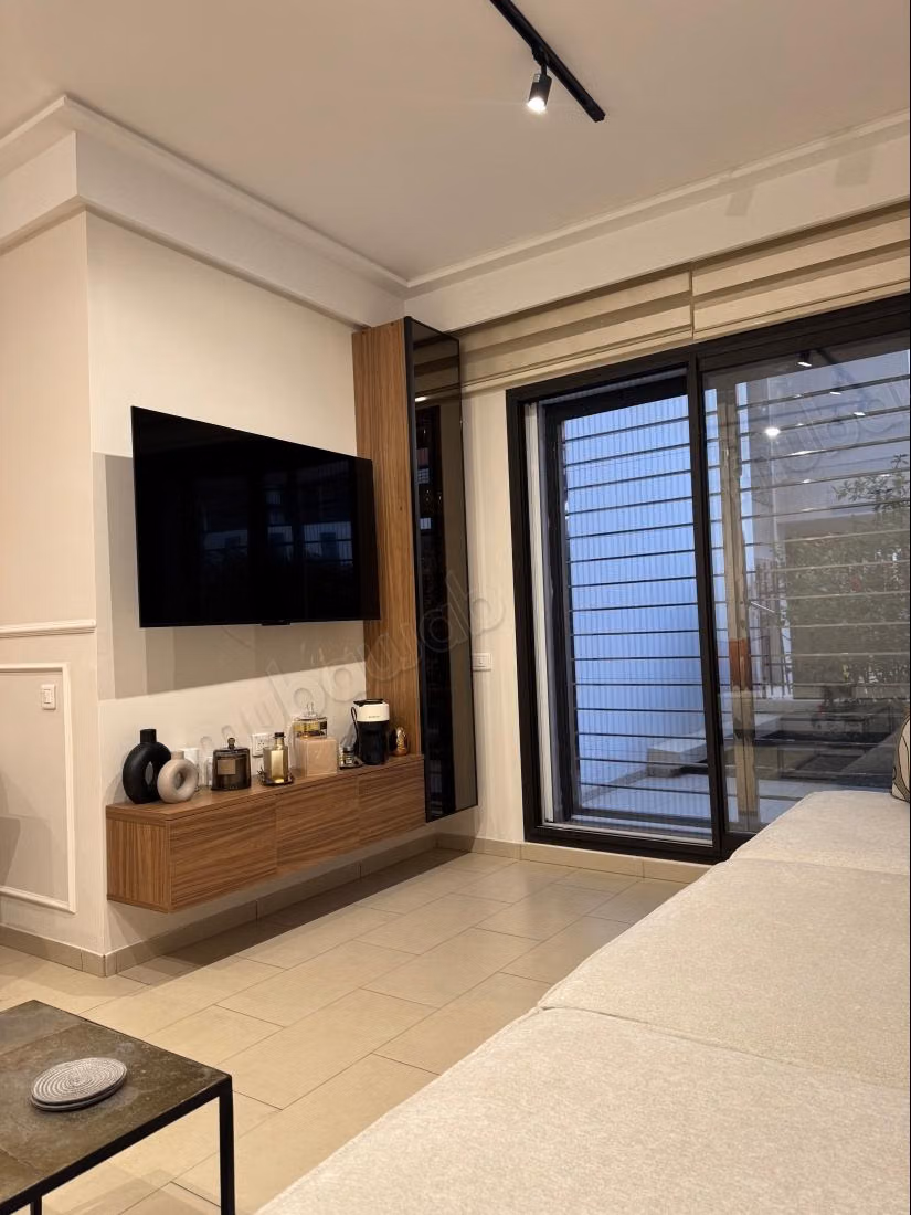 Selling apartment in Casablanca Finance City. 3 large rooms. Garden and terrace