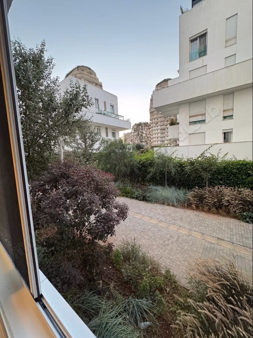 Selling apartment in Casablanca Finance City. 3 large rooms. Garden and terrace