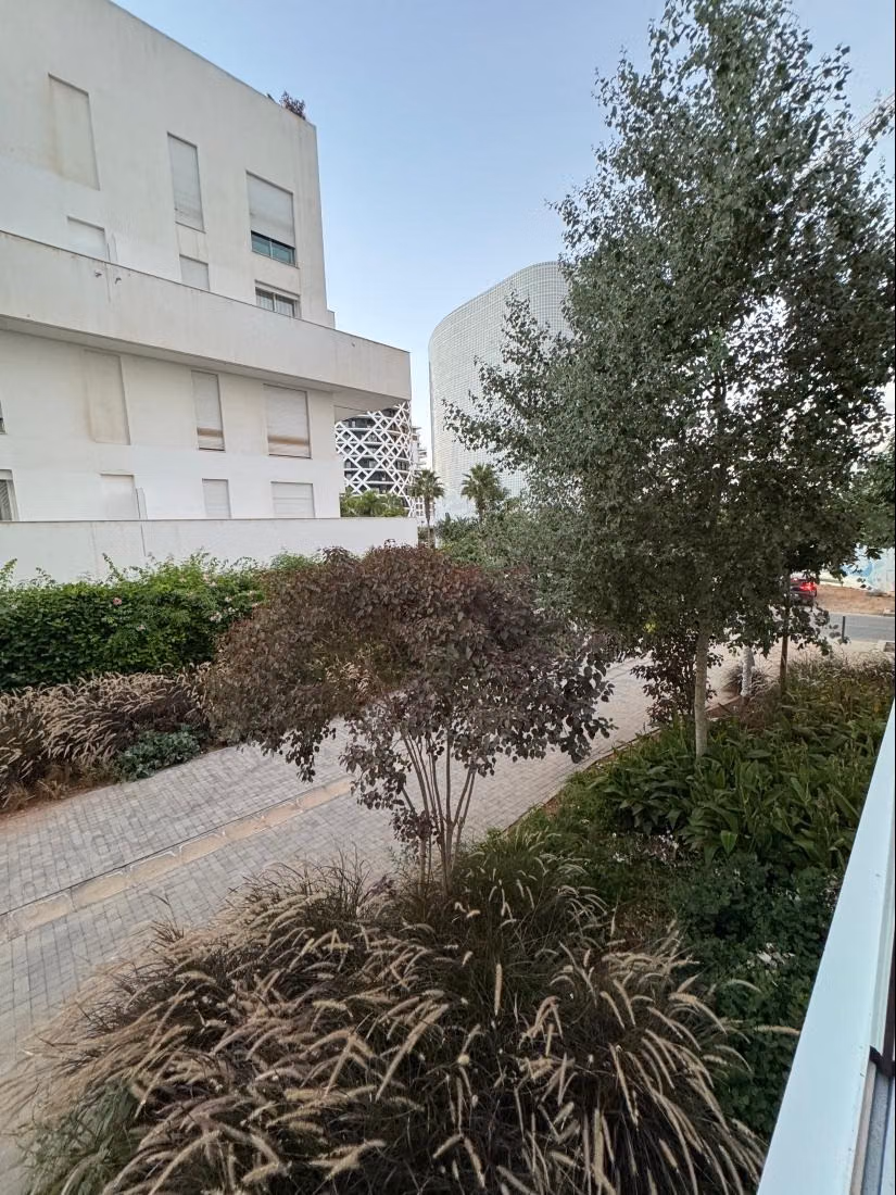Selling apartment in Casablanca Finance City. 3 large rooms. Garden and terrace