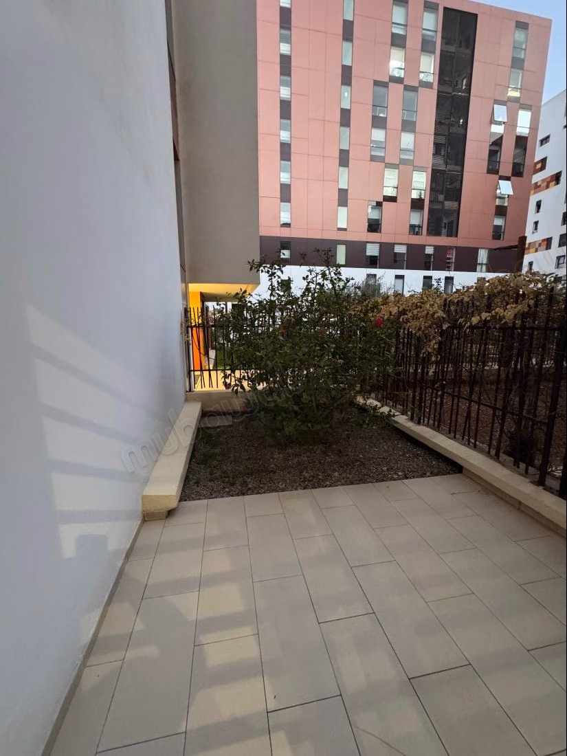 Selling apartment in Casablanca Finance City. 3 large rooms. Garden and terrace
