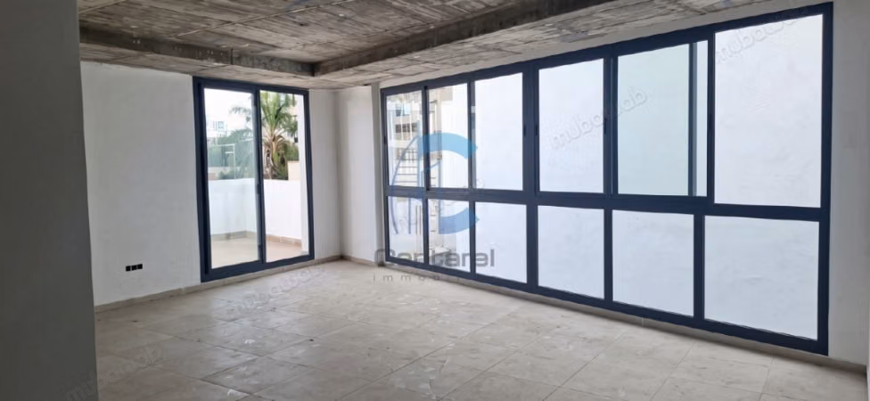 Bureau neuf avec terrasse à louer à Oasis – 67 m²