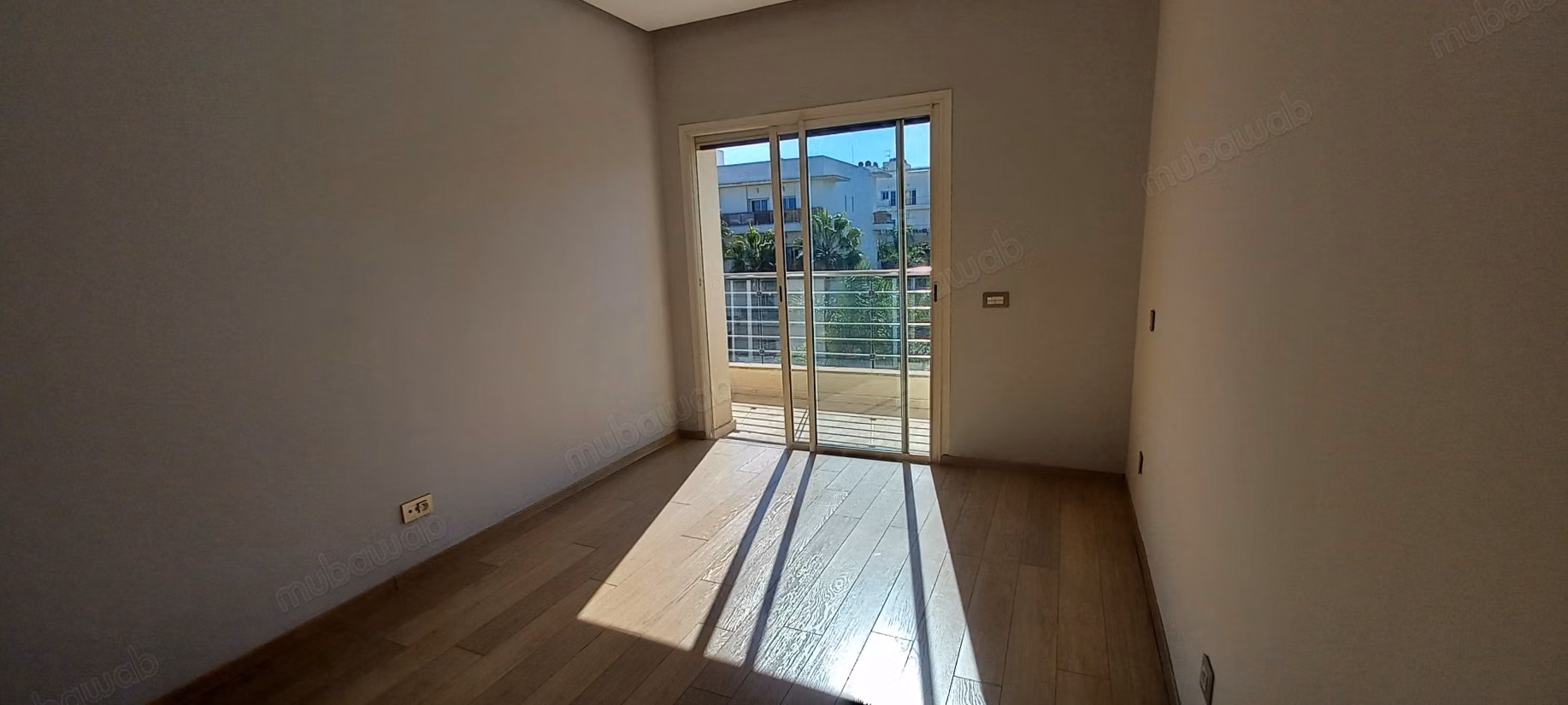 Location d'un appartement traversant vue mer et jardin à Ain diab résidence. 5 pièces confortables. Espaces verts et ascenseur