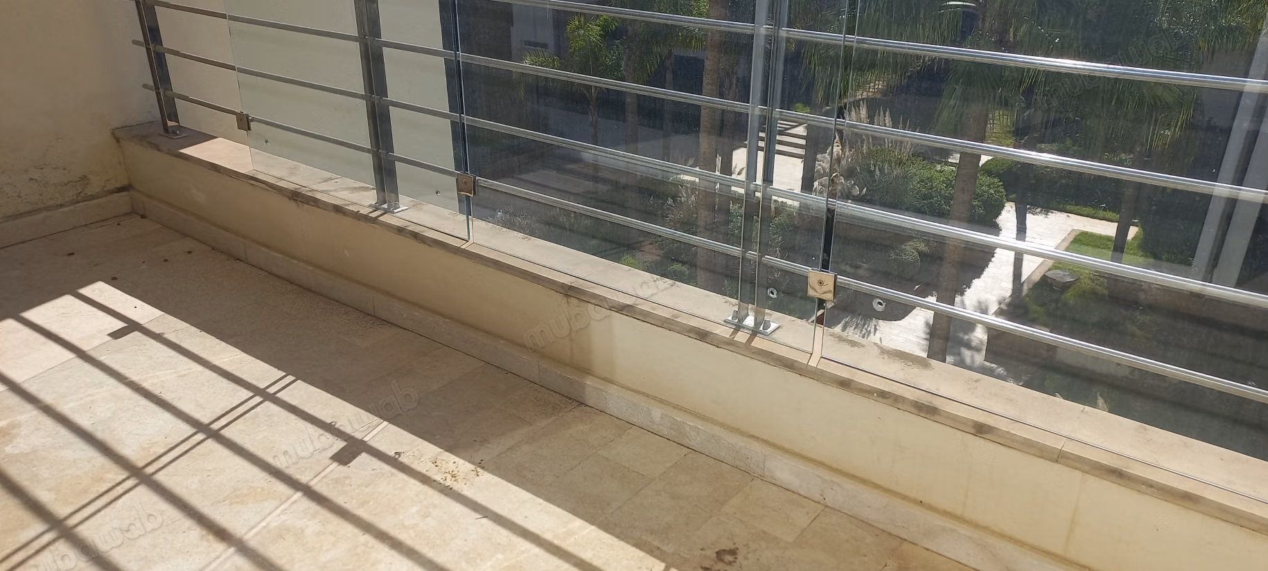 Location d'un appartement traversant vue mer et jardin à Ain diab résidence. 5 pièces confortables. Espaces verts et ascenseur