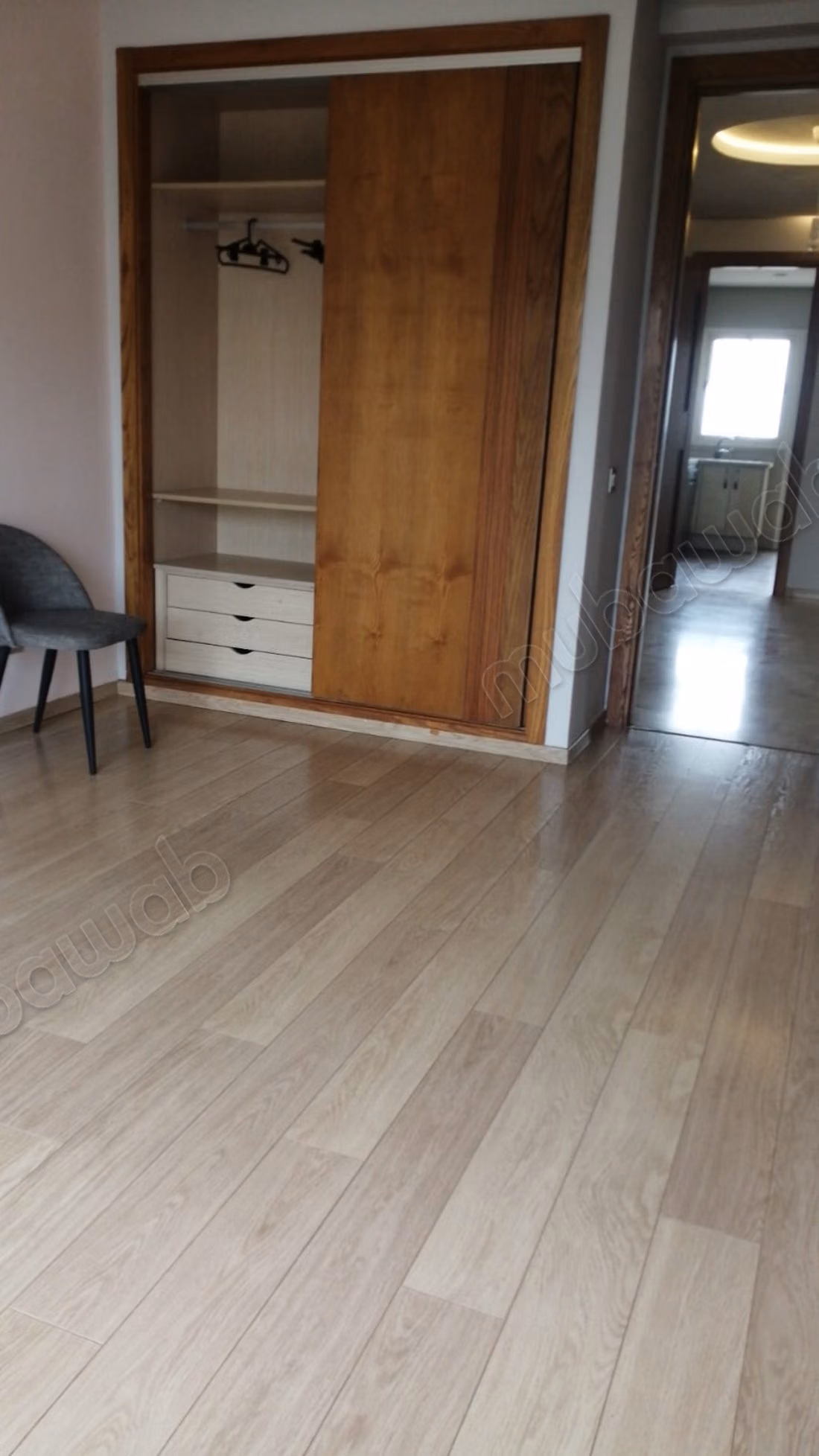 Location d'un appartement traversant vue mer et jardin à Ain diab résidence. 5 pièces confortables. Espaces verts et ascenseur