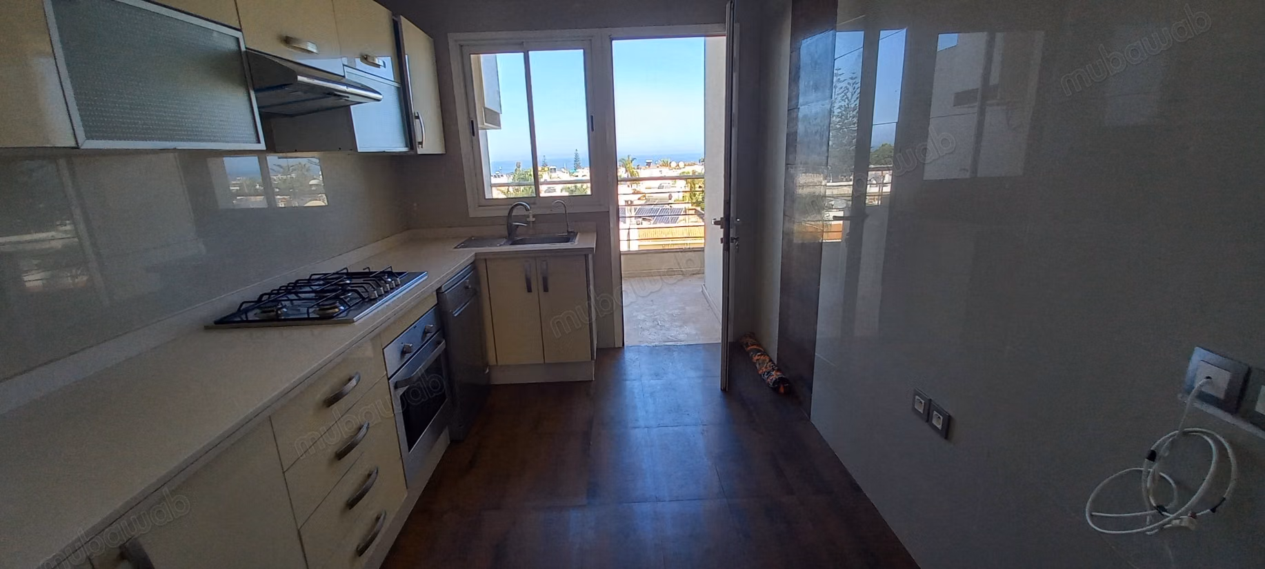 Location d'un appartement traversant vue mer et jardin à Ain diab résidence. 5 pièces confortables. Espaces verts et ascenseur
