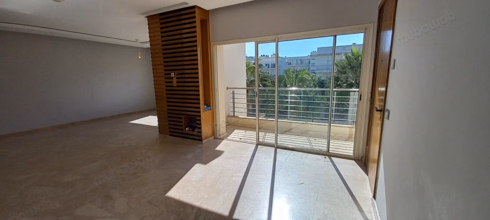 Location d'un appartement traversant vue mer et jardin à Ain diab résidence. 5 pièces confortables. Espaces verts et ascenseur