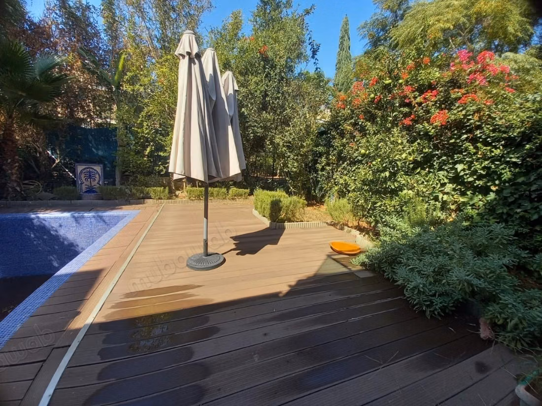 High-end house, townhouse villa for sale in Ville Verte. Area 375 m². Garden