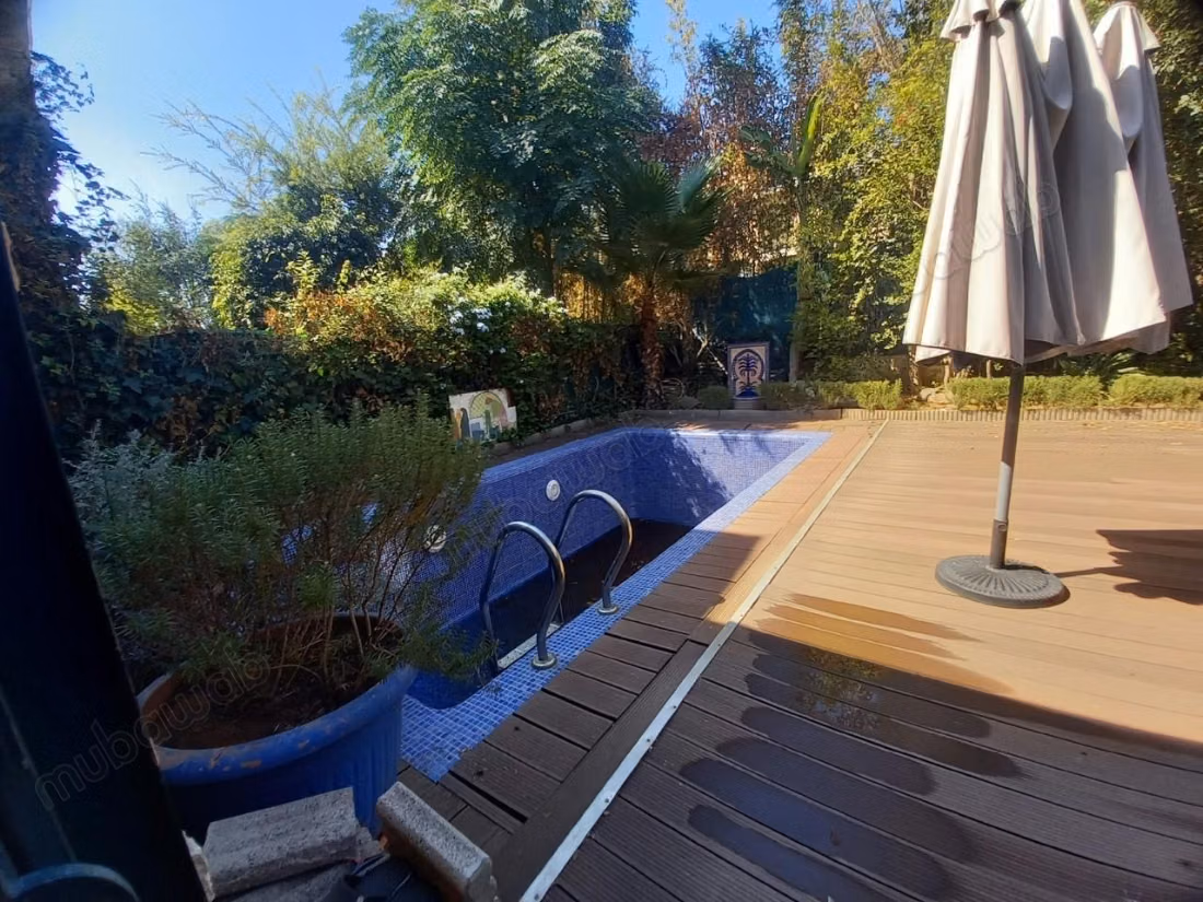 High-end house, townhouse villa for sale in Ville Verte. Area 375 m². Garden