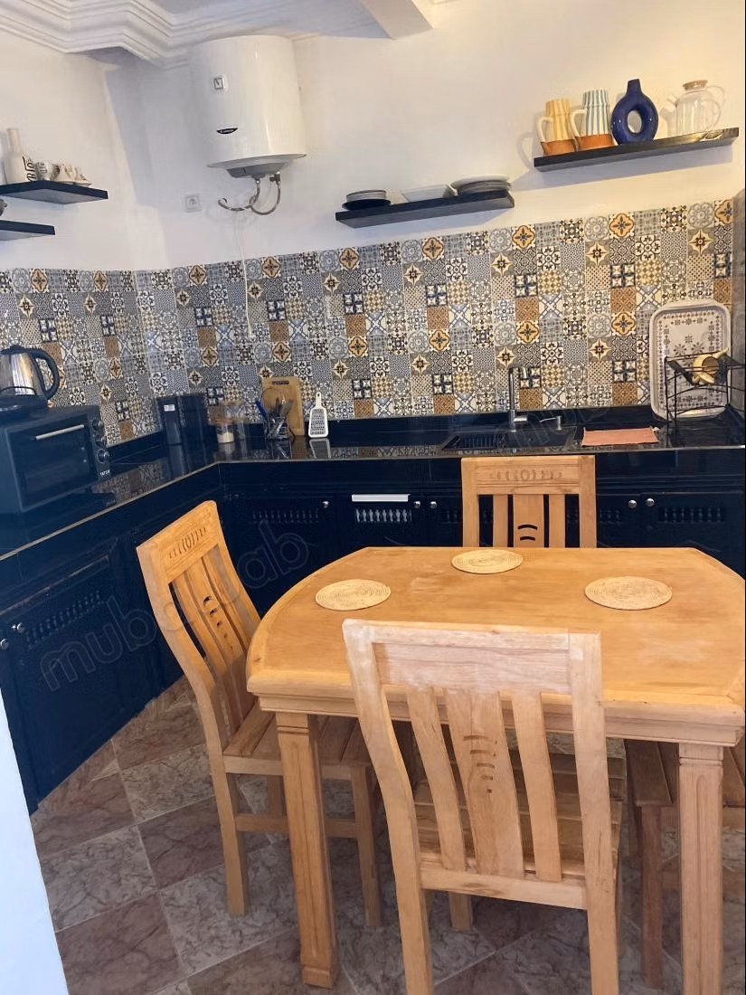 Très bel appartement en location à Raounak. Surface totale 70 m². Meublé
