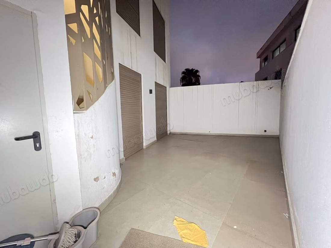 Très bel appartement en location à Oasis. 
2 chambres. 
Avec ascenseur et terrasse