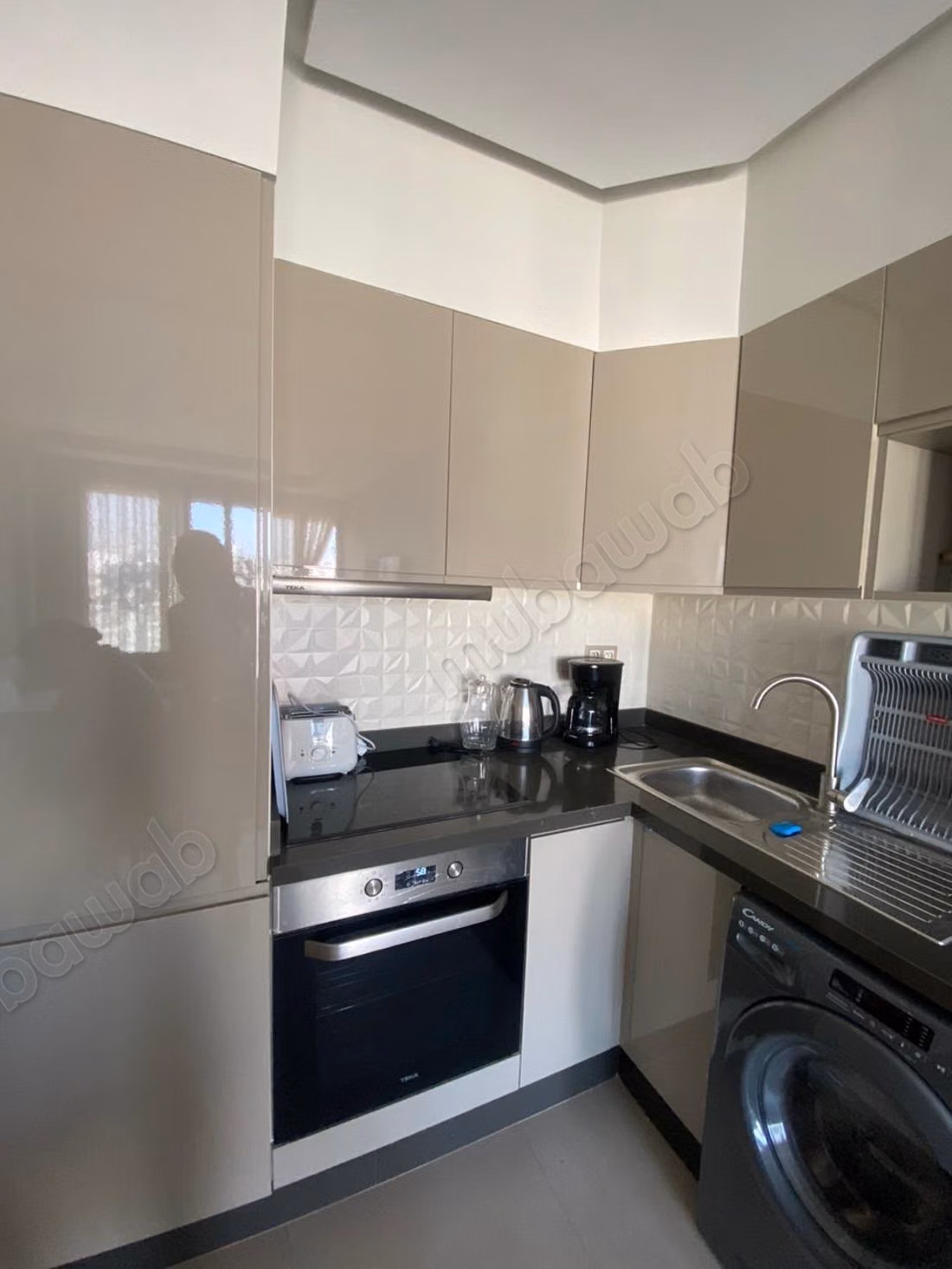 Louez cet appartement à Oasis. 
1 belle chambre. 
Bien meublé